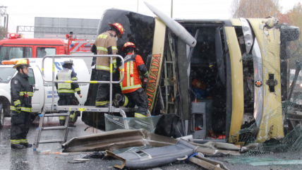   Al menos 15 lesionados por volcamiento de bus en Ruta 5 Sur 