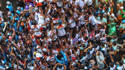   Jóvenes indios construyeron torre humana de 10 pisos en honor a Krishna 