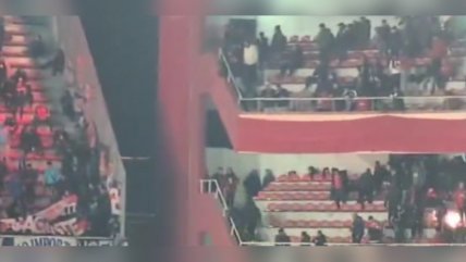   [VIDEO] Barrista de la U lanzó bomba de estruendo a la tribuna de la hinchada de Independiente 