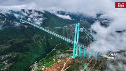   El puente más alto del mundo abrió al tránsito en la provincia china de Guizhou 