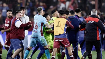   [VIDEO] Jugadores de la U y Lanús protagonizaron fuerte gresca tras el término de la polémica semifinal 