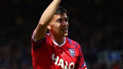   Marcelino Núñez tuvo su estreno goleador en Ipswich con genial doblete de tiros libres 