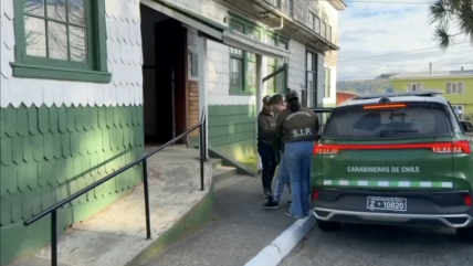   Detienen en Ancud a mujer acusada de matar a puñaladas a un adulto mayor en Santiago 