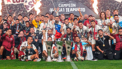   Universitario de Rodrigo Ureña recibió la copa como tricampeón de Perú 