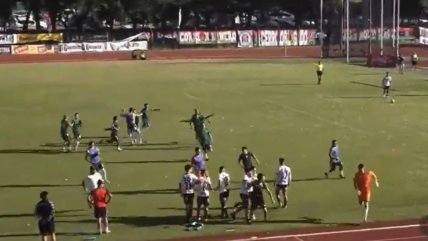   [VIDEO] Arquero de Cabrero atajó un penal, se lo gritó a jugadores de Lota y salió arrancando 