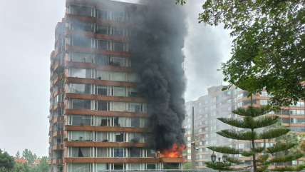   Incendio afectó a departamento en Vitacura y obligó a evacuar edificio 