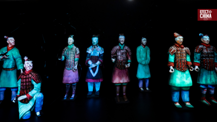   Budapest muestra los guerreros de terracota iluminados con sus colores originales 