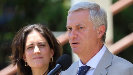   Kast defiende su estilo en el debate y acusa a Jara de 