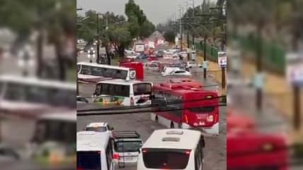   Desbordes y vehículos arrastrados: violento pulso de lluvia estival causa estragos en la RM 