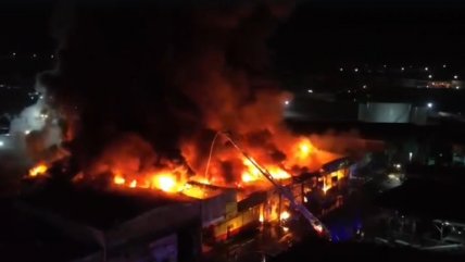   Al menos cinco galpones afectados por masivo incendio en Zona Franca de Iquique 