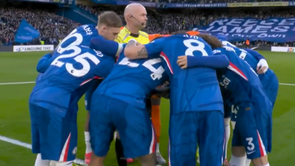  [VIDEO] Chelsea realizó curiosa arenga alrededor del árbitro en el duelo con Newcastle 