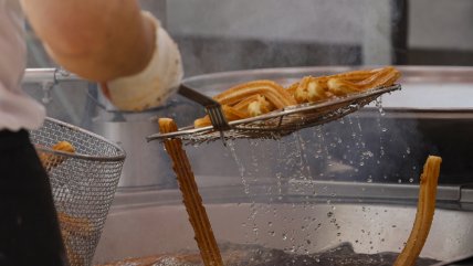   Turistas y españoles celebran las Fallas de Valencia 