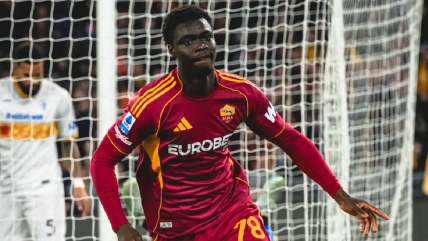   Lecce de Matías Pérez cayó ante AS Roma en la Serie A y se mantuvo en puestos de descenso 